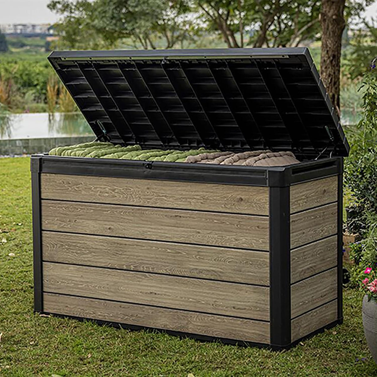 Keter Signature 757L Outdoor Storage Box – Ashwood Brown | DecoCoat Wood-Effect Finish | Weatherproof, Lockable & Hydraulic Lid | Durable Double-Wall Resin for Garden Cushions, Tools & More